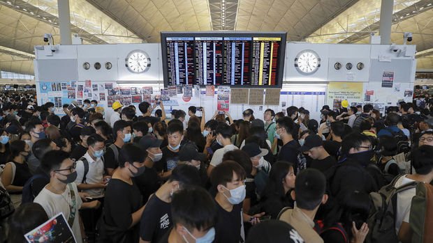 Hong Kong Uluslararası Havalimanı'nda uçuşlar iptal edildi