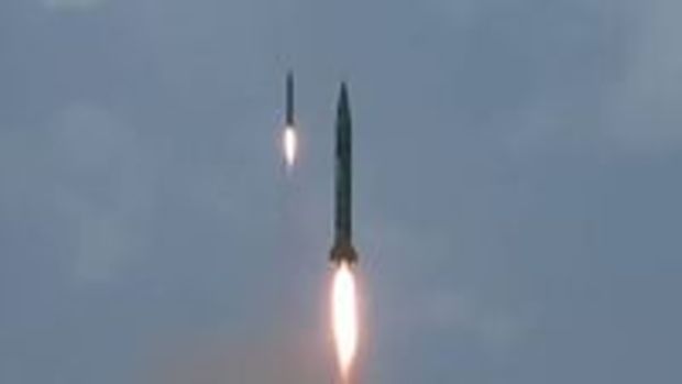 Kuzey Kore yeni 'süper büyük' çoklu füze fırlatma sistemini denedi
