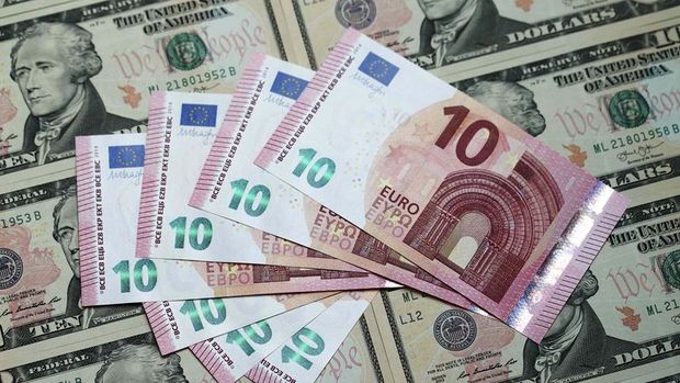 Euro dolar karşısındaki sınırlı kazancını sildi