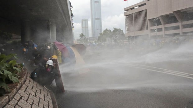 Hong Kong'da polis göstericilere göz yaşartıcı gaz ve TOMA ile müdahale etti
