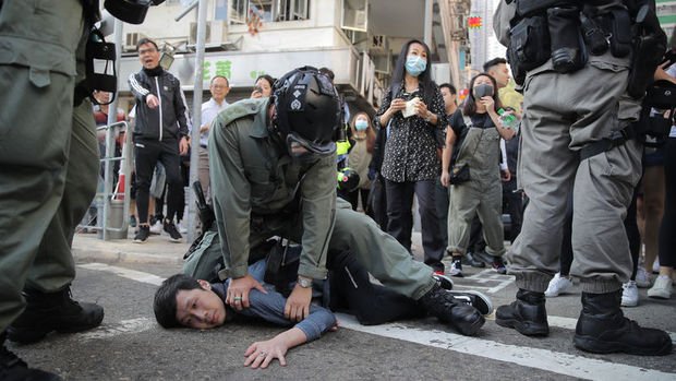Hong Kong polisi protestolarda gerçek mermi kullandı