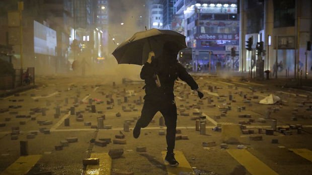 Hong Kong'daki gösterilerde şiddet artıyor