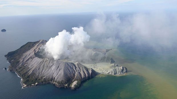 Yeni Zelanda’da yanardağ patladı, ölü ve yaralılar var 