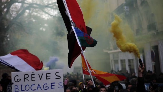 Fransa'da Macron karşıtlarından greve devam çağrısı