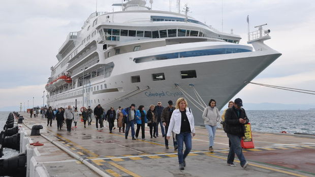 Kuşadası'na 2019'un son kruvaziyeri 675 yolcusuyla yanaştı