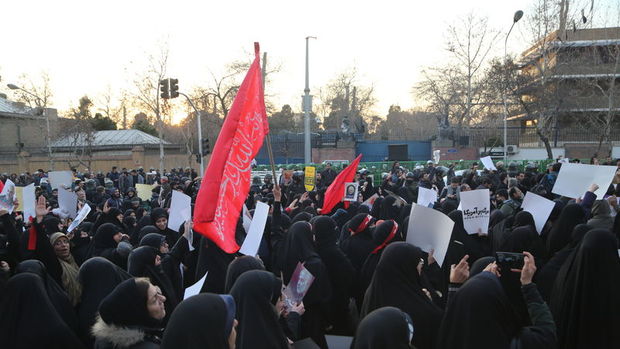 İran'daki rejim karşıtı gösteriler ülkenin tamamına yayılıyor