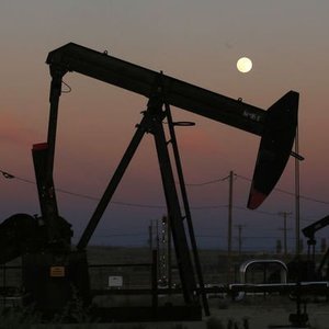 PETROL OPEC + KOALİSYONUNUN ÜRETİM KISINTISINA KARŞIN DÜŞTÜ