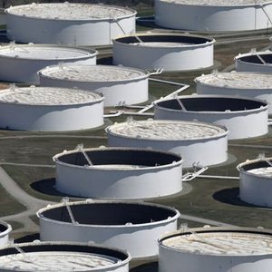 UEA: PETROLDE ARZ FAZLASI OPEC+ KISINTISINA RAĞMEN DEPOLARI BOĞABİLİR