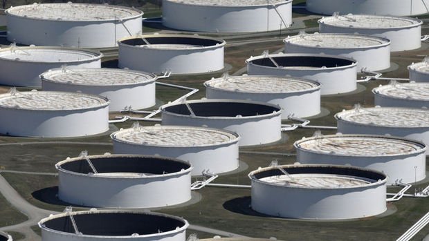 UEA: Petrolde arz fazlası OPEC+ kısıntısına rağmen depoları boğabilir