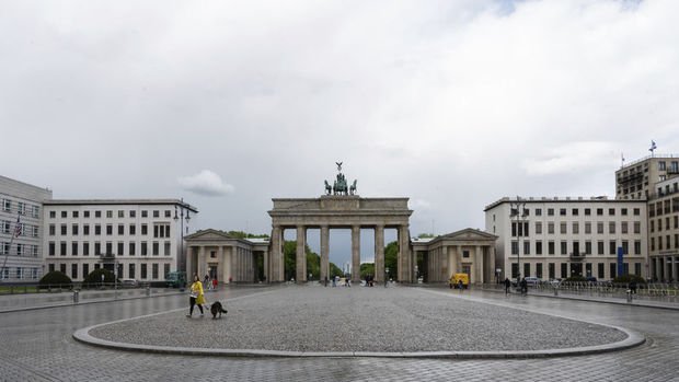 Almanya, AB ülkelerinden gelenlere karantina uygulamasını kaldırıyor