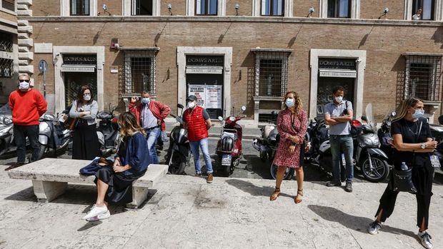 İtalya'da sosyal mesafeyi sivil yardımcılar denetleyecek