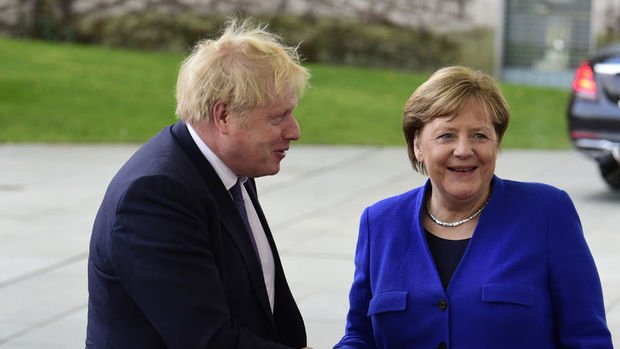 Johnson'dan Merkel'e: İngiltere ticaret anlaşmasız Brexit'e hazır