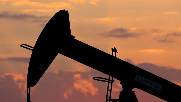 Petrol OPEC + koalisyonunun üretim kısıntılarını azaltacağı endişesi ile düşüyor