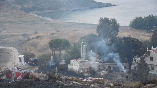 İzmir'in Menderes ilçesindeki orman yangını sürüyor