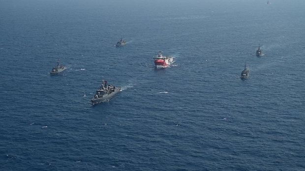 Oruç Reis sismik araştırma gemisine Deniz Kuvvetleri refakat ediyor