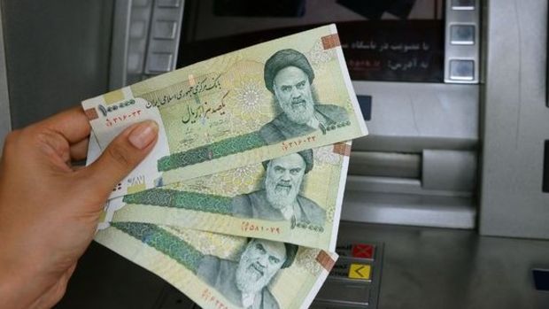 İran'da dolar ilk kez 30 bin tümeni aşarak yeni bir rekor kırdı