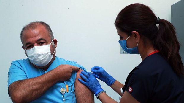 Kovid-19 aşısının denemelerine Ankara Şehir Hastanesi'nde başlandı