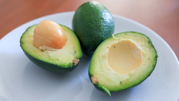 Avokado talebine yetişemeyen üreticiler restoranlardan çekirdek topluyor