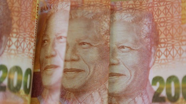 Fitch ve Moody's Güney Afrika'nın kredi notunu indirdi