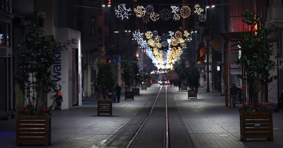 Pazartesi saat 05.00'te bitecek sokağa çıkma kısıtlaması başladı