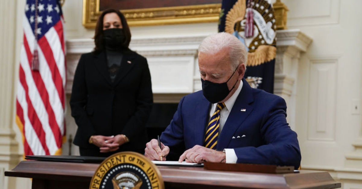Biden salgından etkilenen kesimlere yönelik 2 kararname imzaladı