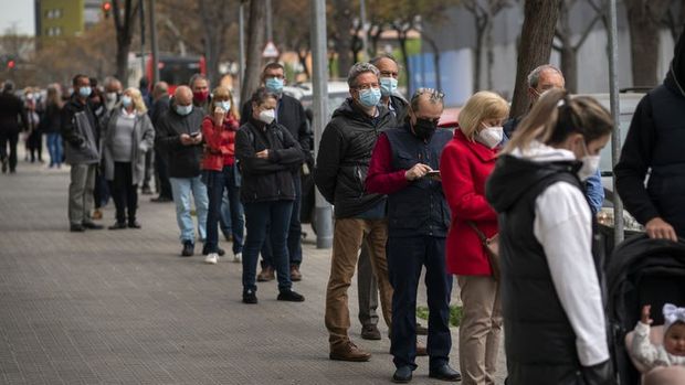 İspanya açık alanda maske kullanma zorunluluğunu kaldırıyor
