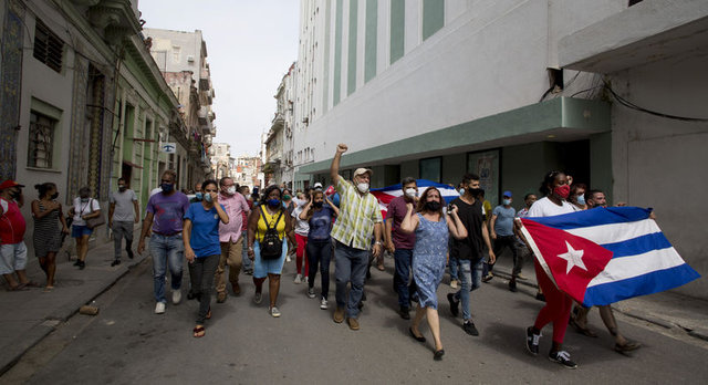 Küba'da yıllar sonra gelen hükümet protestoları