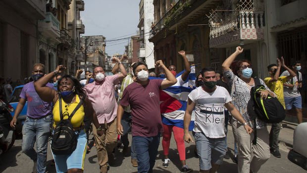 Küba'da yıllar sonra gelen hükümet protestoları