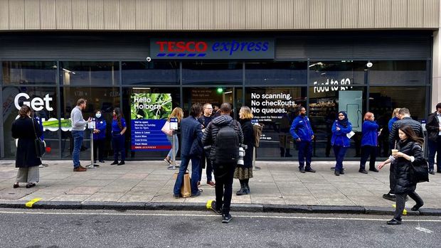 İngiltere'de Tesco ilk kasasız marketini açtı