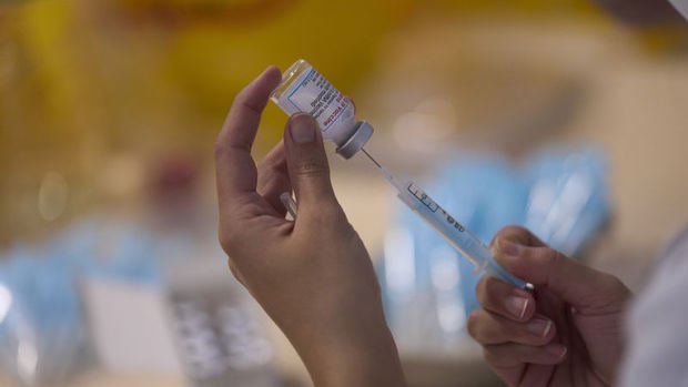 Moderna CEO'su: Mevcut aşılar Omikron'a karşı daha az etkili