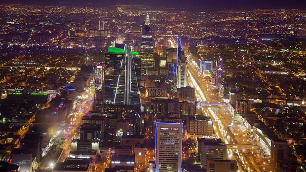 Suudi Arabistan 8 yılın ilk bütçe fazlasına hazırlanıyor   
