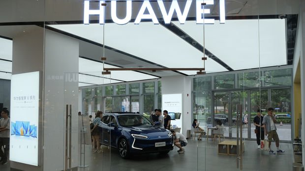 Huawei ilk elektrikli otomobilini görücüye çıkardı