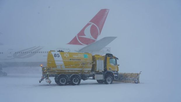 İstanbul'da uçuşlara kar engeli