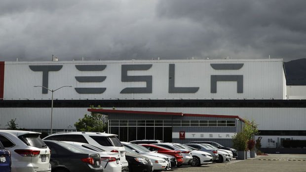 Tesla 817 bin aracını geri çağırıyor