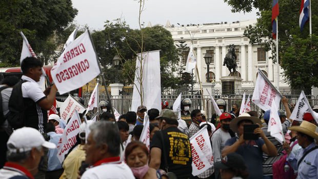 Peru'da enflasyon protestolarına karşı sokağa çıkma yasağı
