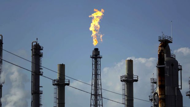 Uluslararası Enerji Ajansı petrol talebine ilişkin tahminini düşürdü