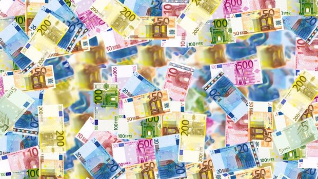 Euro, dolara karşı 20 yılın en düşük seviyesine indi 