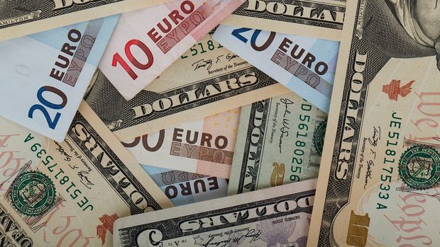 Euro/dolar 1'in altını gördü