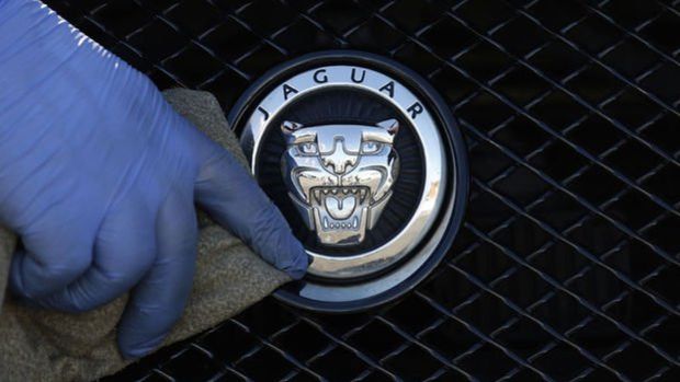 Jaguar Land Rover, Meta ve Twitter çalışanlarının peşinde