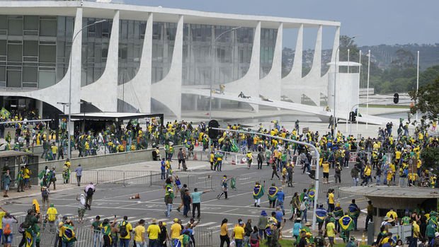 Brezilya'da Bolsonaro taraftarları Kongre ve başkanlık sarayını bastı