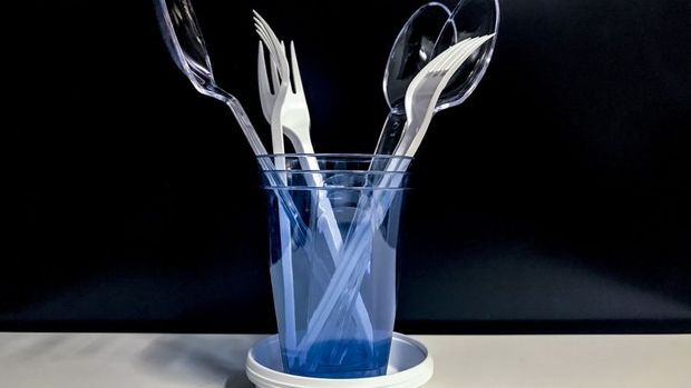 İngiltere’de plastik çatal, bıçak ve tabaklar yasaklanıyor