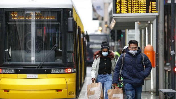 Almanya'da beş eyalette maske takma zorunluluğu kalkıyor
