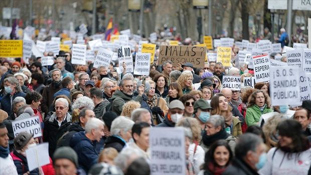 Madrid'de sağlıkçılardan kamu sağlık hizmeti için gösteri 