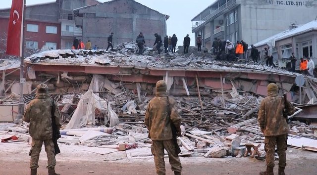 Türkiye'yi sarsan depremin ilk görüntüleri