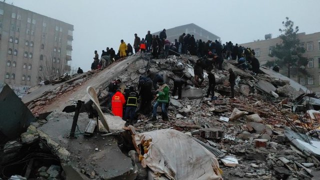 Türkiye'yi sarsan depremin ilk görüntüleri