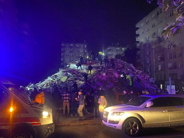 Türkiye'yi sarsan depremin ilk görüntüleri