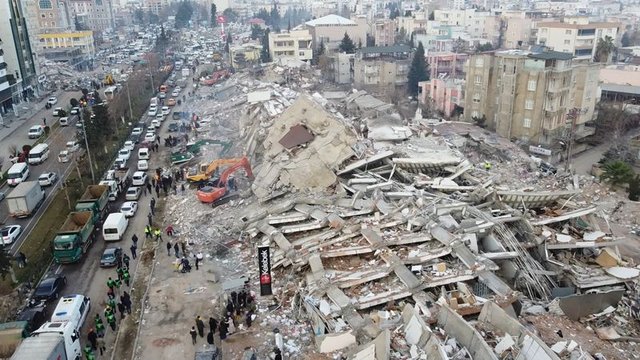 Kurum ve şirketler yardımlarıyla afet bölgesinde