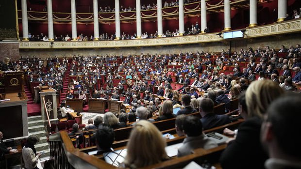 Fransa'da emeklilik reformunun kritik maddesi onaylandı
