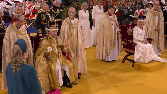 İngiltere Hükümdarı 3. Charles düzenlenen merasimle taç giydi