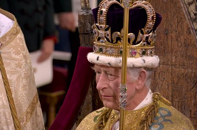 İngiltere Kralı 3. Charles düzenlenen törenle taç giydi